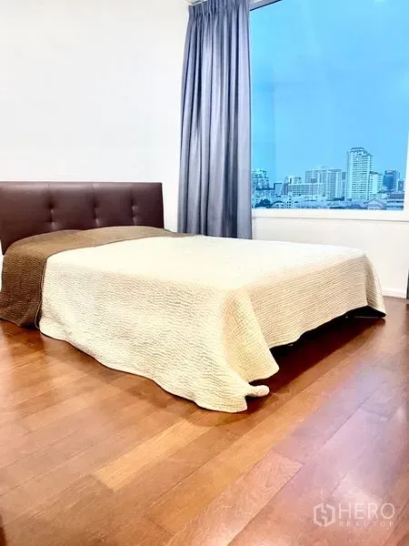 คอนโด ให้เช่าในWatthana, Bangkok - ห้องนอนที่สอง หัวเตียงบุหนัง วิวสกายไลน์ และผ้าม่าน