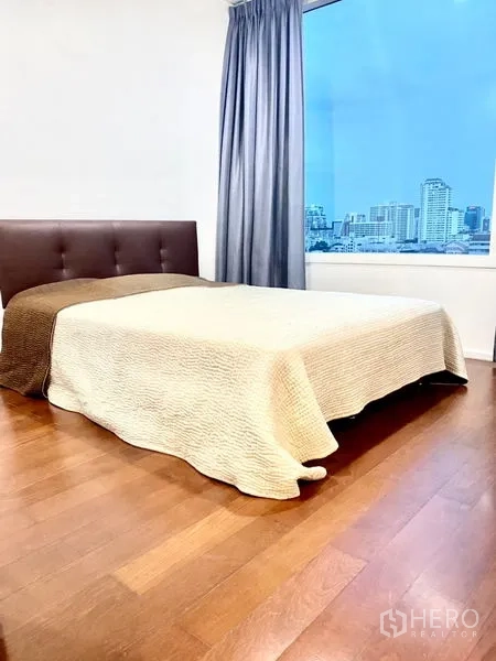 คอนโด ให้เช่าในWatthana, Bangkok - ห้องนอนที่สอง หัวเตียงบุหนัง วิวสกายไลน์ และผ้าม่าน
