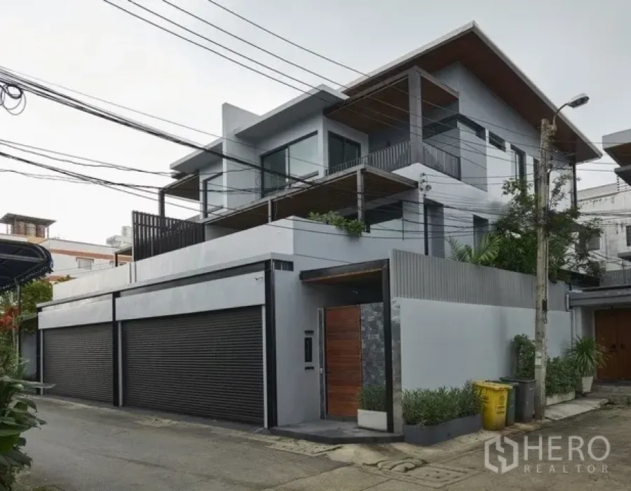 ทาวน์เฮาส์ ขายในWatthana, Bangkok - มุมมองภายนอกทาวน์เฮ้าส์สมัยใหม่ กำแพงสูงและประตูไม้