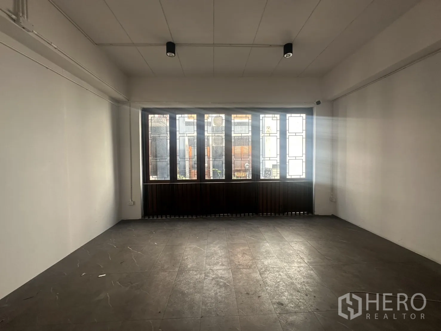 สำนักงานที่บ้าน ให้เช่าในPathum Wan, Bangkok - สตูดิโอ/ออฟฟิศโล่งพร้อมหน้าต่างบานกว้างรับแสง