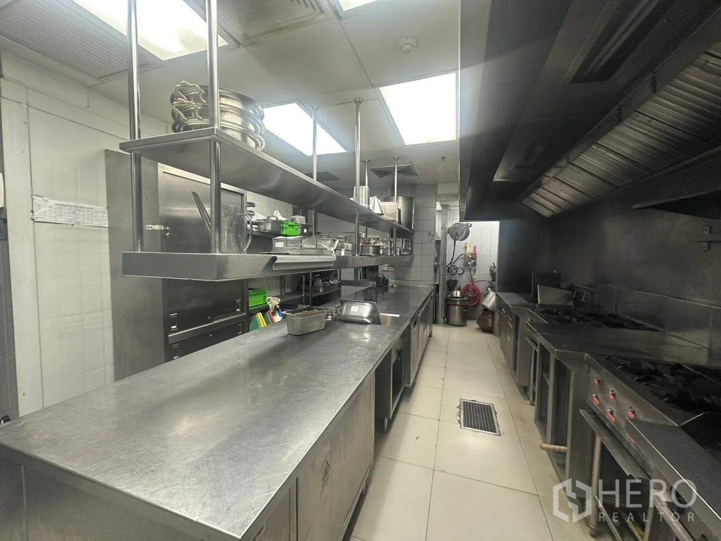 พื้นที่ขายปลีก ให้เช่าในKhlong Toei, Bangkok - ไลน์ครัวพาณิชย์พร้อมโต๊ะสเตนเลสและไฟสว่าง