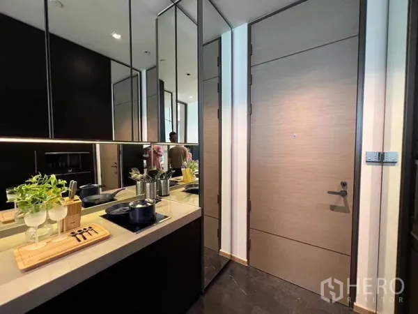 คอนโด ให้เช่าในPathum Wan, Bangkok - แพนทรีครัวทันสมัย แบ็กสแปลชกระจก เตาไฟฟ้า และตู้เก็บของครบถ้วน ใกล้โถงทางเข้า