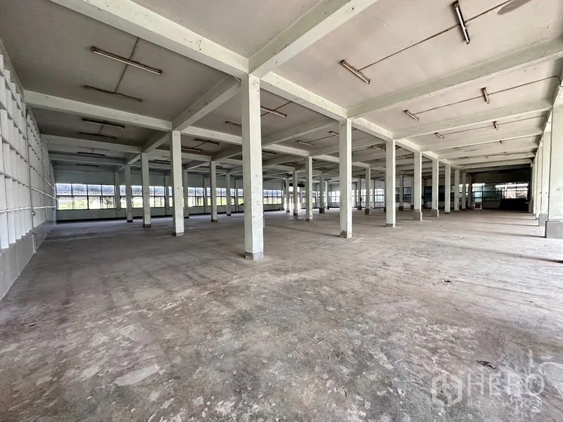Office Space for rent in Bang Sao Thong, Samut Prakan - Large column-free spans and ample windows providing natural light across the workspace.