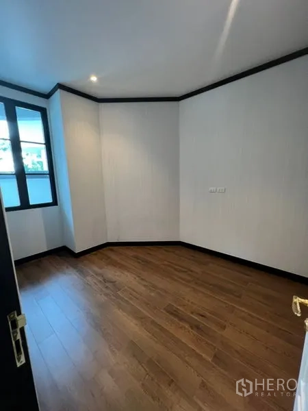 สำนักงานที่บ้าน ให้เช่าหรือขายในWatthana, Bangkok - ห้องอเนกประสงค์ขนาดเล็ก พื้นไม้และหน้าต่างมุม