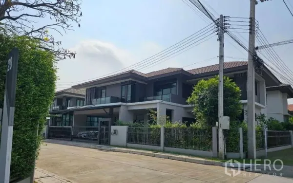 บ้าน ขายในLam Luk Ka, Pathum Thani - หน้าบ้านริมถนนกว้าง มีระเบียงและต้นไม้