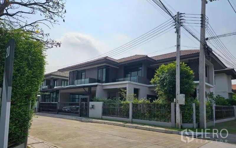 บ้าน ขายในLam Luk Ka, Pathum Thani - หน้าบ้านริมถนนกว้าง มีระเบียงและต้นไม้