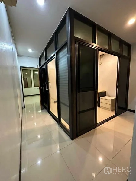 อาคารพาณิชย์ ให้เช่าในChatuchak, Bangkok - ห้องทำงานกระจกปิดทึบโครงอะลูมิเนียมสีดำ.