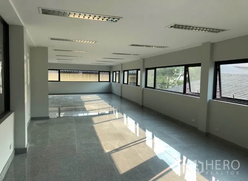 办公空间 出租在Khlong Toei, Bangkok - 有顶停车位，车位线清晰，紧邻办公室入口。