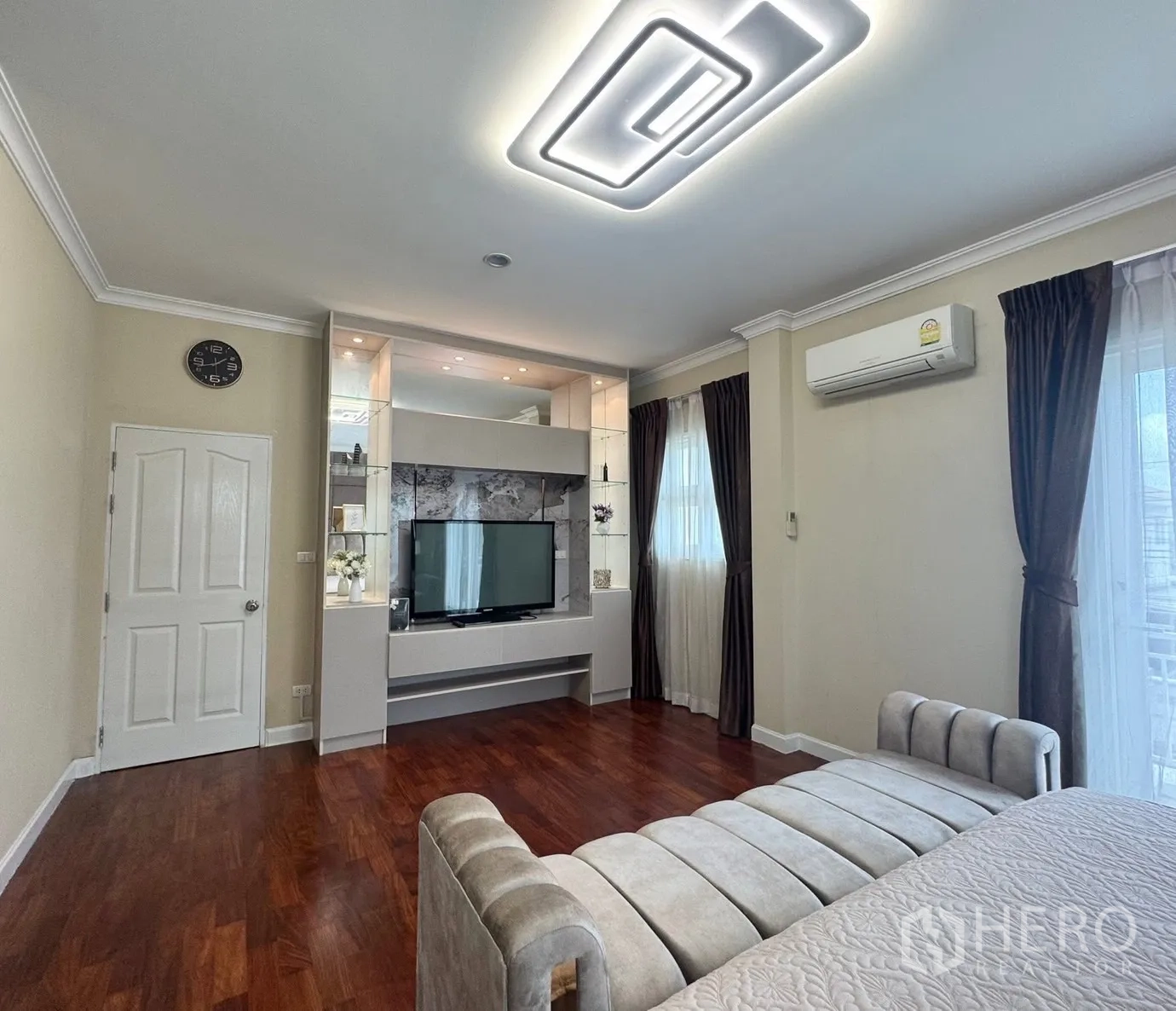 独立式住宅 出租在Prawet, Bangkok - 主卧另一角，内置电视柜与空调。