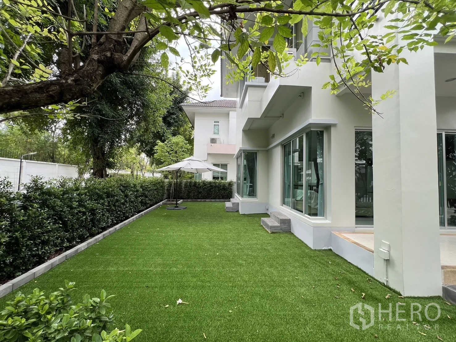 独立式住宅 出租在Saphan Sung, Bangkok - 宽阔花园，绿树与庭院伞，紧邻房屋