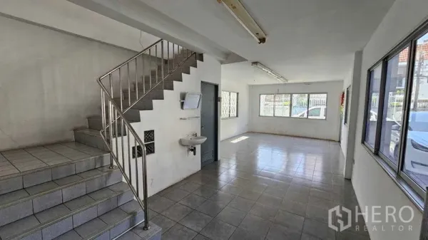 货栈 出租在Lak Si, Bangkok - 明亮的一层仓库办公室，瓷砖地面、楼梯和大窗户。