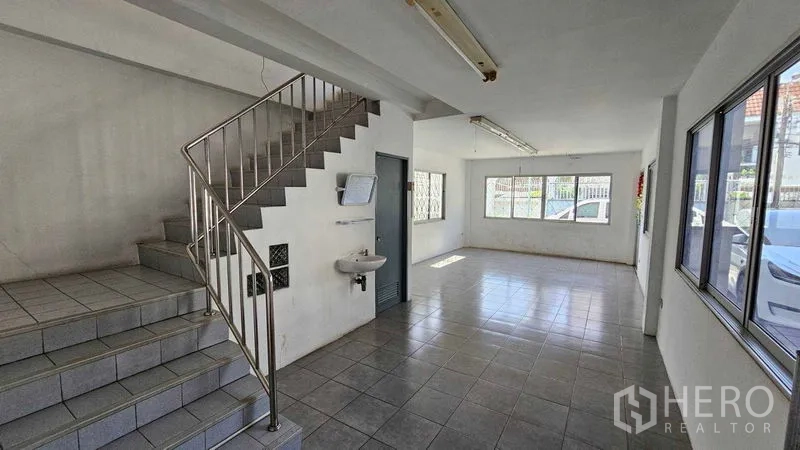 货栈 出租在Lak Si, Bangkok - 明亮的一层仓库办公室，瓷砖地面、楼梯和大窗户。