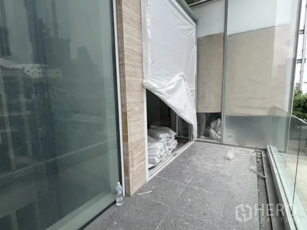 零售空间 出租 - 商铺外私享露台，设玻璃护栏。