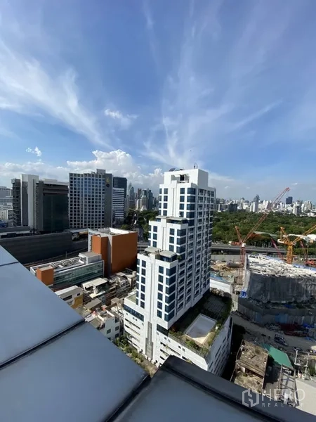 คอนโด ให้เช่าในBang Rak, Bangkok - วิวเมืองชั้นสูงย่านสีลม อาคารสูงและท้องฟ้าสดใส