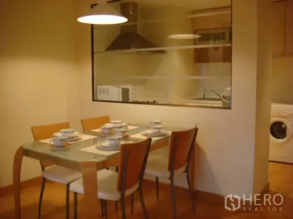 คอนโด ให้เช่าในPathum Wan, Bangkok - มุมรับประทานอาหารโต๊ะกระจกสำหรับสี่ ที่ติดกับครัวแบบเปิด