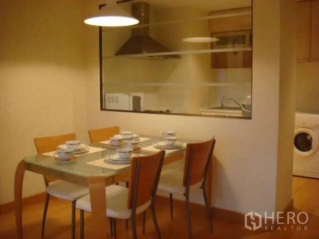 คอนโด ให้เช่าในPathum Wan, Bangkok - มุมรับประทานอาหารโต๊ะกระจกสำหรับสี่ ที่ติดกับครัวแบบเปิด