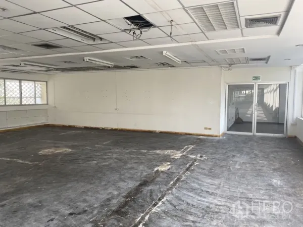 สำนักงาน ให้เช่าในKhlong Toei, Bangkok - โซนสำนักงานพร้อมประตูกระจกบานคู่ เพดานแขวน และพื้นพร้อมปรับผังใหม่