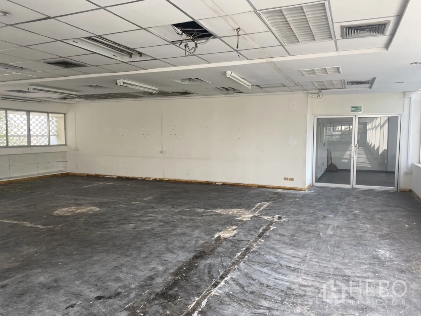 สำนักงาน ให้เช่าในKhlong Toei, Bangkok - โซนสำนักงานพร้อมประตูกระจกบานคู่ เพดานแขวน และพื้นพร้อมปรับผังใหม่