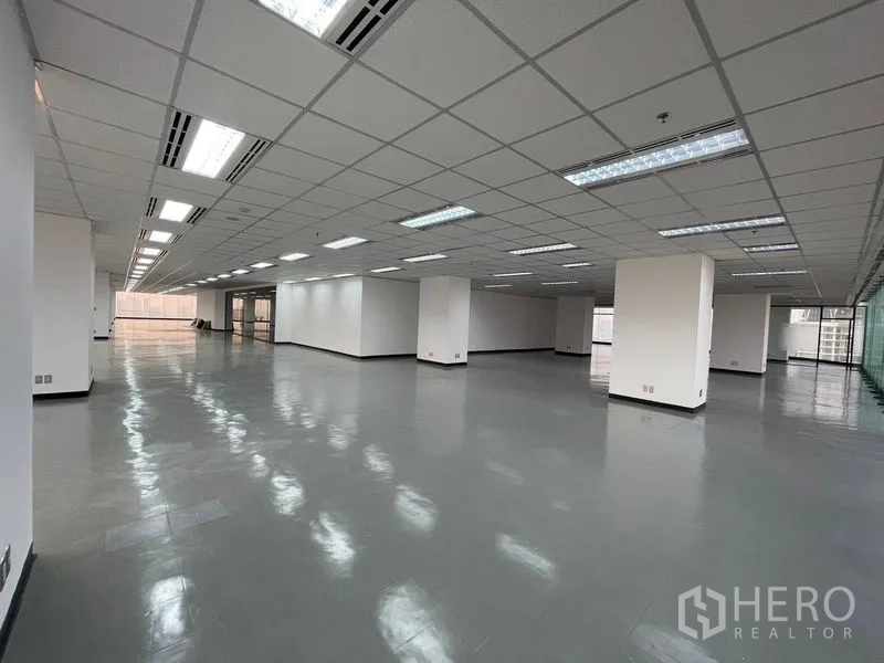 办公空间 出租在Din Daeng, Bangkok - 宽敞开放工作区，多根柱子与嵌入式日光灯。