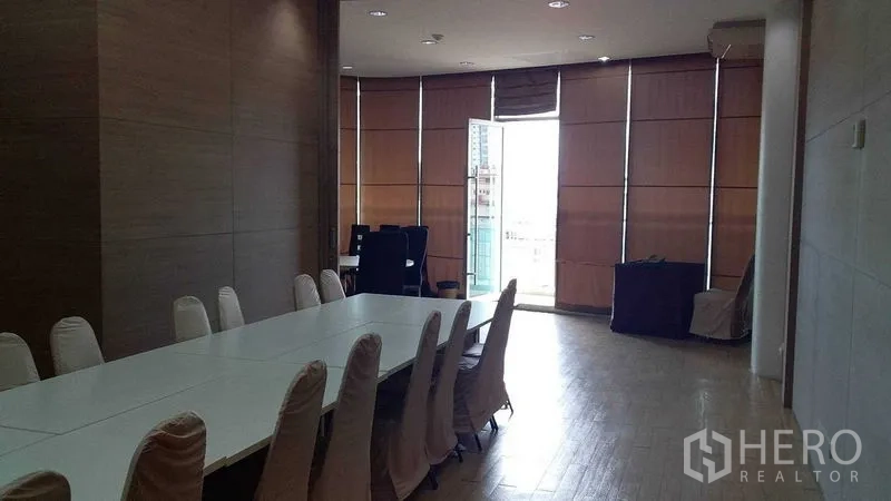 สำนักงาน ให้เช่าในPhra Khanong, Bangkok - ห้องประชุมพร้อมโต๊ะยาวสีขาว เก้าอี้คลุมผ้า พื้นไม้ และมู่ลี่สูง