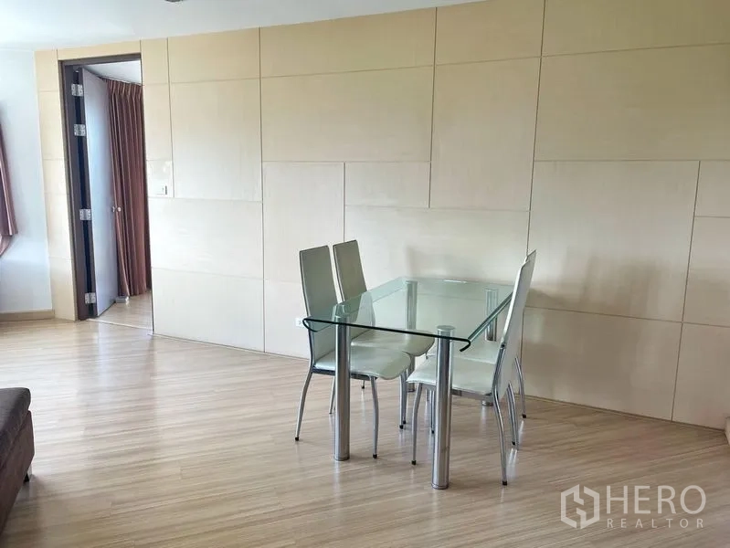 คอนโด ให้เช่าในKhlong Toei, Bangkok - ชุดโต๊ะทานอาหารกระจก 4 ที่นั่ง ชิดผนังลายเรียบ พื้นไม้