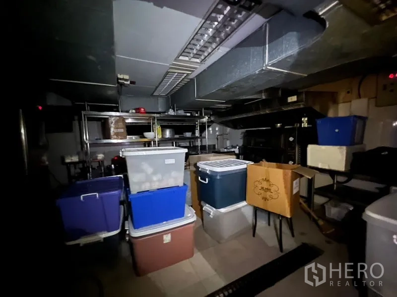 零售空间 出租或出售在Khlong Toei, Bangkok - 后勤储物/备用厨房，通风管道与塑料收纳箱。