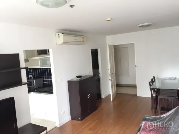 คอนโด ให้เช่าในKhlong Toei, Bangkok - โถงนั่งเล่นและรับประทานอาหารแบบเปิด พร้อมแอร์ โต๊ะกระจก และทางเข้าครัว