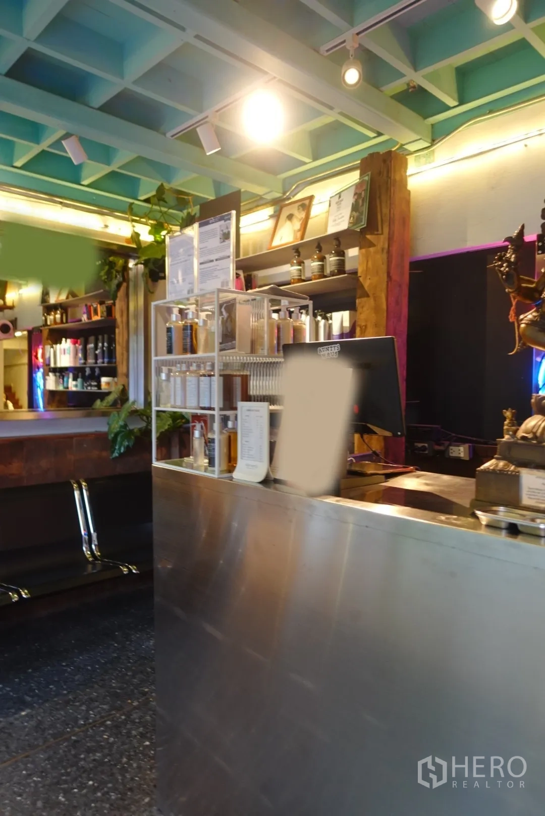 零售空间 出租在Khlong Toei, Bangkok - 室内接待台与商品陈列架，配轨道灯的零售空间