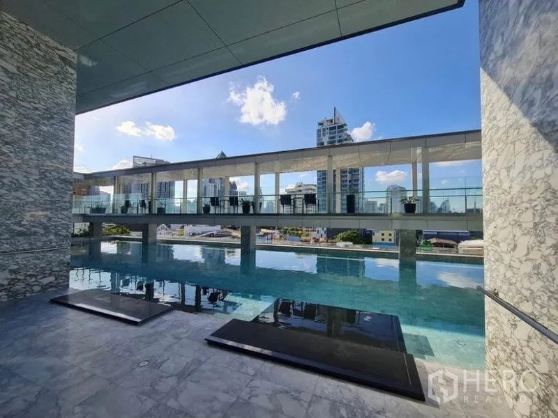 公寓 出租在Khlong Toei, Bangkok - 室外高架泳池，城市天际线与日光平台。