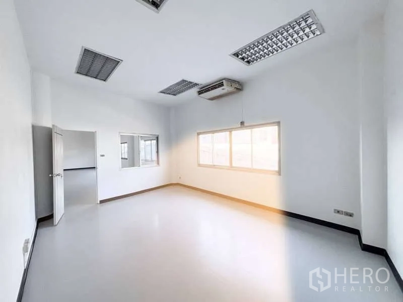 展厅 出租或出售在Bangkok Yai, Bangkok - 带空调的办公室，设窗户与通往主大厅的门。