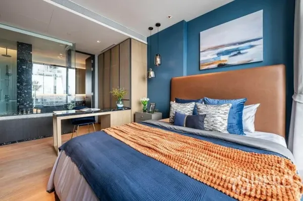 公寓 出租在Khlong Toei, Bangkok - 蓝色主题卧室，玻璃隔断浴室、书桌与吊灯
