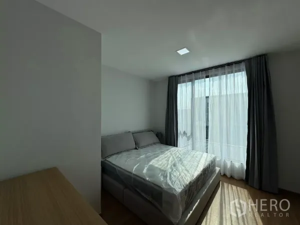 ทาวน์เฮาส์ ให้เช่าในBang Phli, Samut Prakan - ห้องนอนใหญ่เตียงควีน ผ้าม่านโปร่ง รับแสงธรรมชาติ