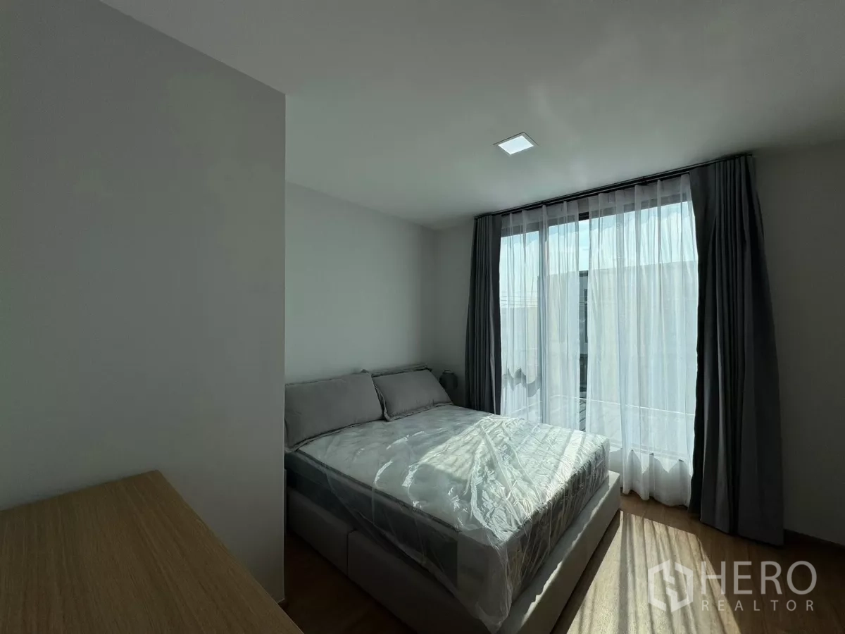 ทาวน์เฮาส์ ให้เช่าในBang Phli, Samut Prakan - ห้องนอนใหญ่เตียงควีน ผ้าม่านโปร่ง รับแสงธรรมชาติ