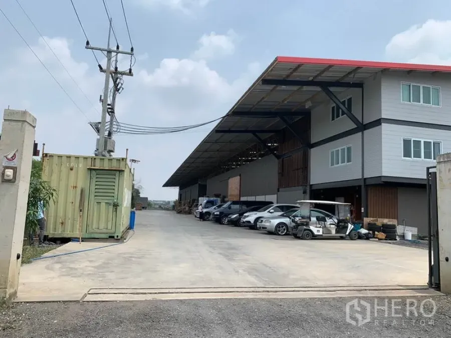 Home Office for rent in Lam Luk Ka, Pathum Thani - Gated driveway to large home office with covered loading bay and parking.