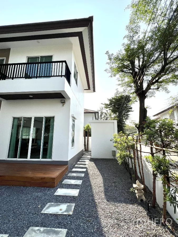 บ้าน ให้เช่าหรือขายในSaphan Sung, Bangkok - ทางเดินข้างบ้านโรยกรวด แผ่นทางเดิน และกำแพงส่วนตัว