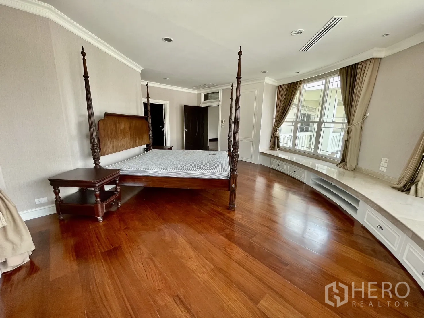 独立式住宅 出租在Chatuchak, Bangkok - 主卧，四柱床，弧形飘窗与内置长凳