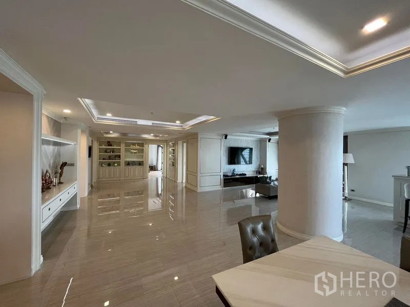 公寓 出售在Bang Rak, Bangkok - 宽敞开放式客餐厅，内置柜与嵌灯天花。
