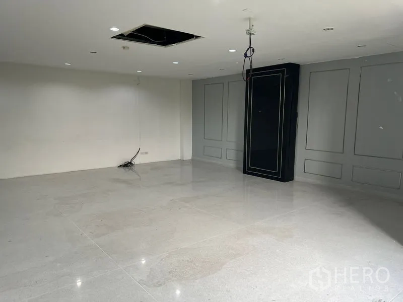 Office Space for rent in Mueang Samut Prakan, Samut Prakan - Empty white office room with recessed lights and polished tile flooring.