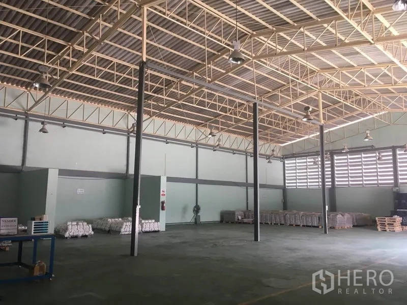 โรงงาน ขายในBang Lamung, Chon Buri - ฮอลล์อุตสาหกรรมเพดานโครงถักสีเหลือง โคมไฟแขวน และพาเลตสินค้า