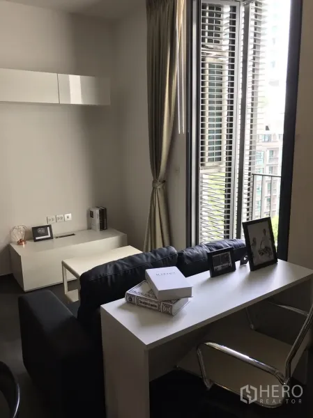 คอนโด ให้เช่าหรือขายในWatthana, Bangkok - มุมนั่งเล่นพร้อมโซฟา โต๊ะทำงาน และหน้าต่างสูงจรดเพดานพร้อมบานเกล็ด