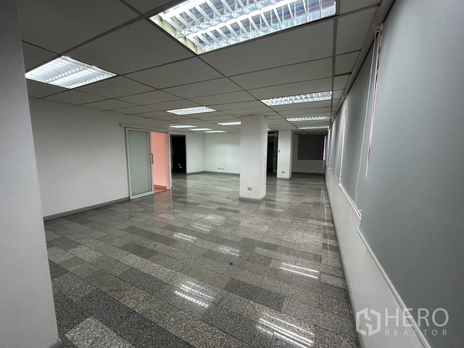 ออฟฟิศ for rent in Khlong Toei, Bangkok - โซนสำนักงานพร้อมฝ้าทีบาร์ ไฟฟลูออเรสเซนต์ หน้าต่างยาวติดม่าน และประตูกระจกบานเลื่อน