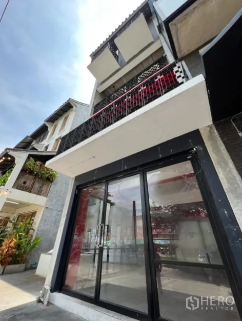 零售空间 出租在Khlong Toei, Bangkok - 临街多层建筑外立面，一层为玻璃双开大门。