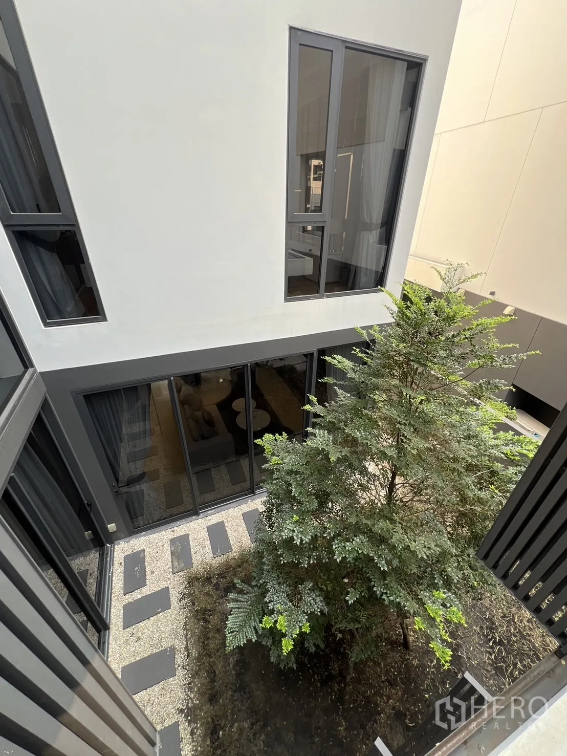 独立式住宅 出租在Suan Luang, Bangkok - 俯瞰内院，种植树木与踏步铺装