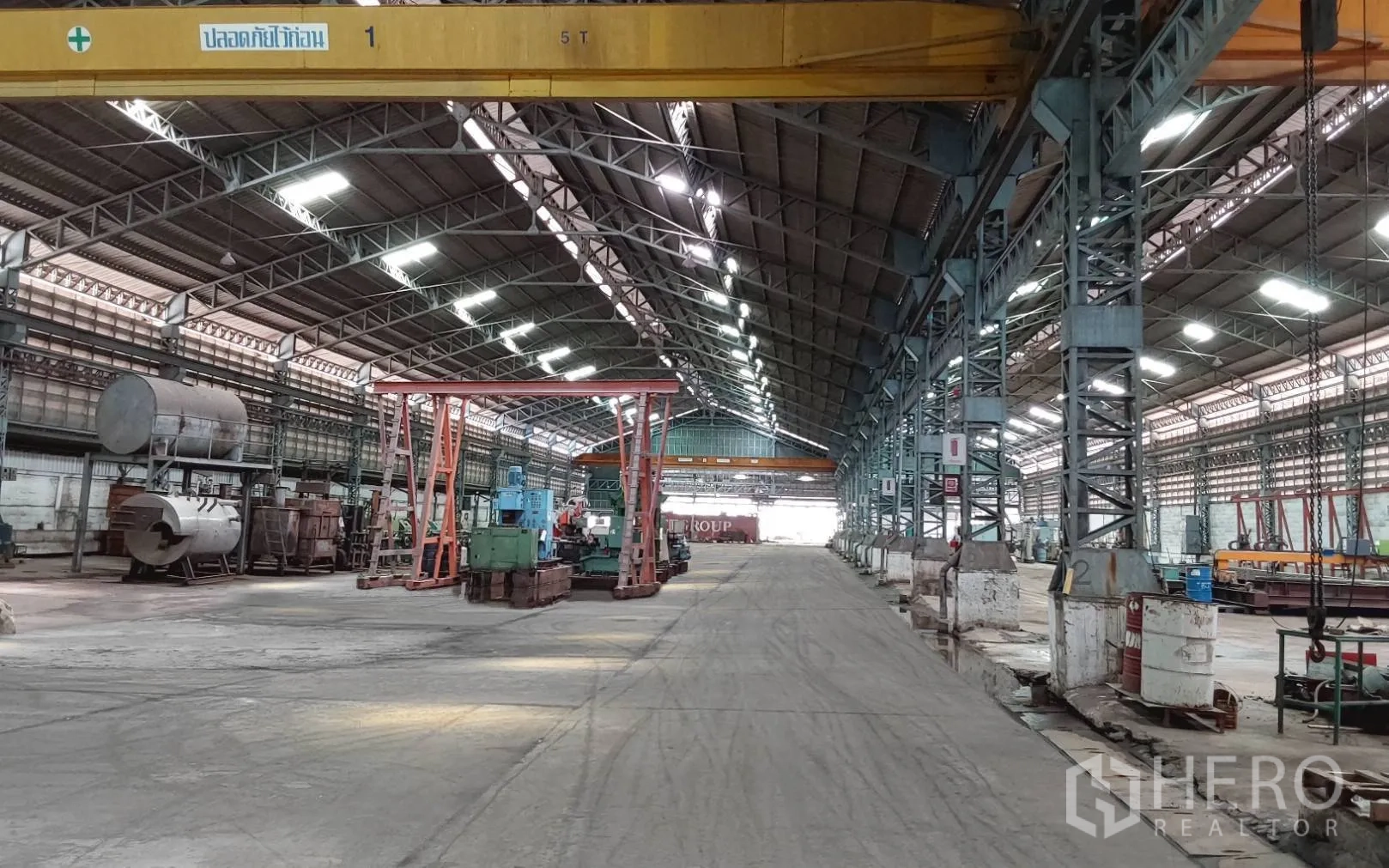 Factory for rent or sale in Bang Phli, Samut Prakan - Overhead 5-ton crane running on steel columns inside the plant.