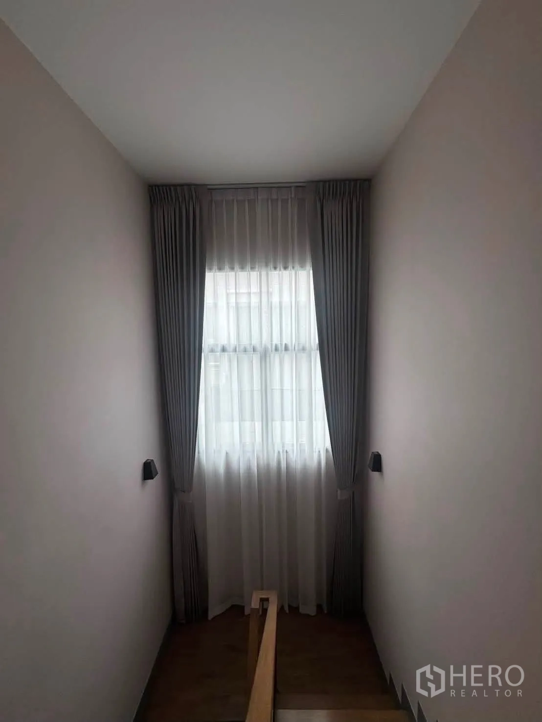 บ้านเดี่ยว for rent or sale in Prawet, Bangkok - โถงบันไดมีหน้าต่างสูง ผ้าม่านกรองแสงและผ้าม่านทึบ พร้อมราวบันไดไม้