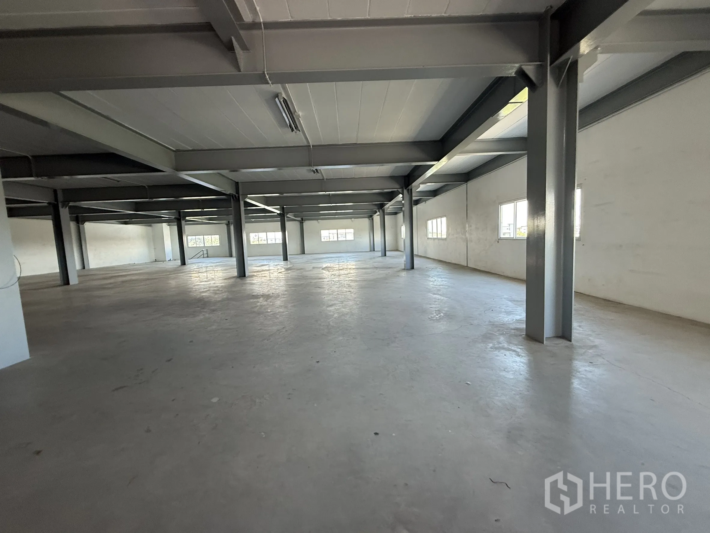 Warehouse for rent in Bueng Kum, Bangkok - Open-plan interior floor with steel columns and windows.