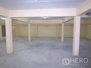 工厂 for rent in Thung Khru, Bangkok - 空置仓储区，立柱均匀分布，地面平整。