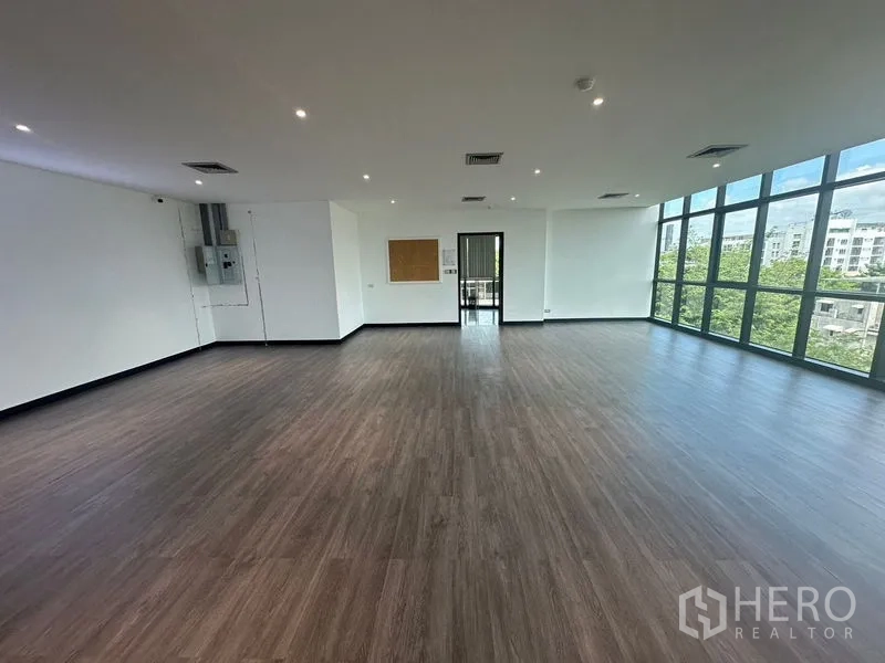 办公空间 出租在Khlong Toei, Bangkok - 开放式办公区，环景窗与嵌灯