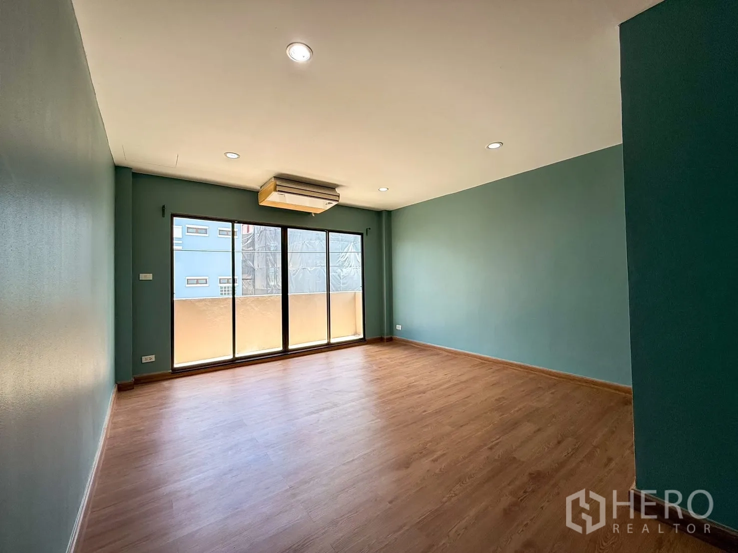 家庭办公室 for rent in Wang Thonglang, Bangkok - 宽敞房间，推拉玻璃门连接小阳台，木地板。