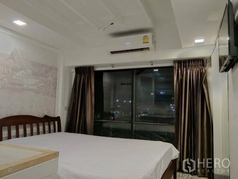 店屋 出租在Phra Nakhon, Bangkok - 带床与空调的房间，夜景可见的推拉玻璃窗